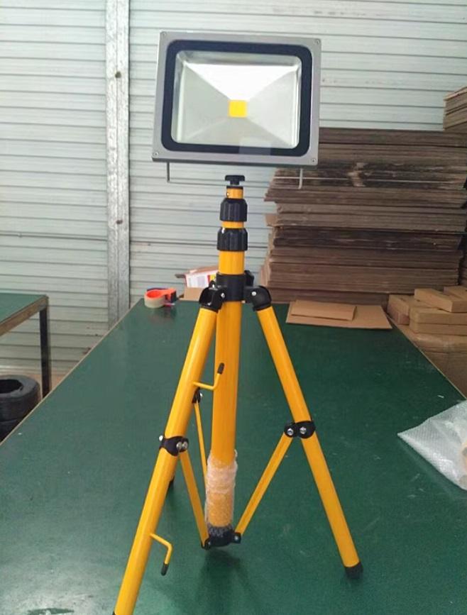 portable corded waterproof rotating 1000 Lumen 10W LED tripod work light with retractable stand for jobsite lighting
